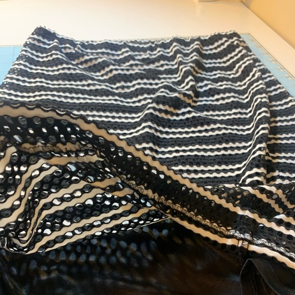 B&W Scalloped Skirt - Picture 2 of 3